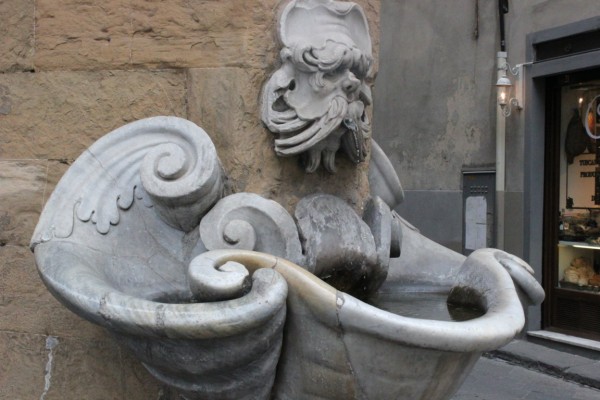 sculpture au coin d'une rue de Florence