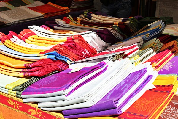 tissu coloré sur la marché